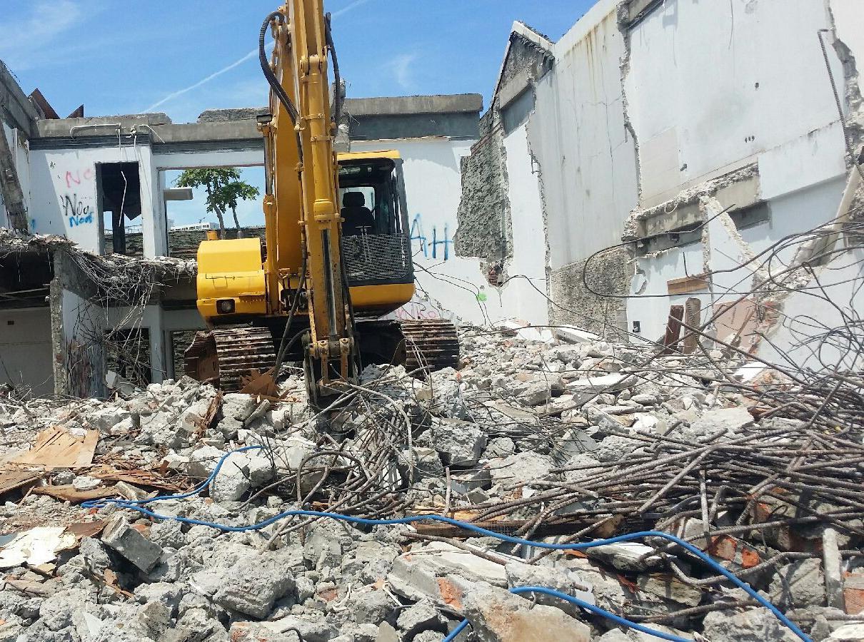 Tim CV Mekar Abadi mengerjakan proyek pembongkaran bangunan di Jabodetabek